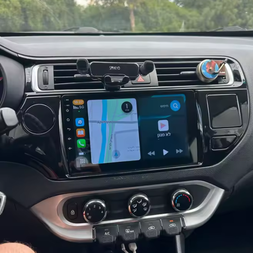 Multimedia systeem met Apple CarPlay functionaliteit en groot touchscreen in een moderne auto.