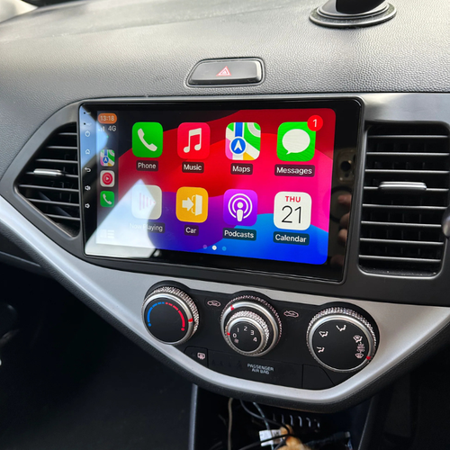Apple CarPlay radio geïnstalleerd in auto dashboard met helder touchscreen en moderne interface.