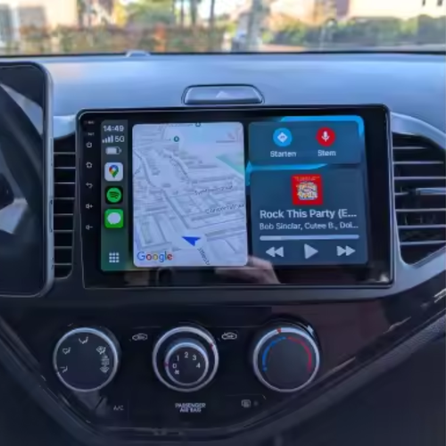 Inbouw Apple CarPlay systeem in een Kia Picanto voor navigatie en muziek.