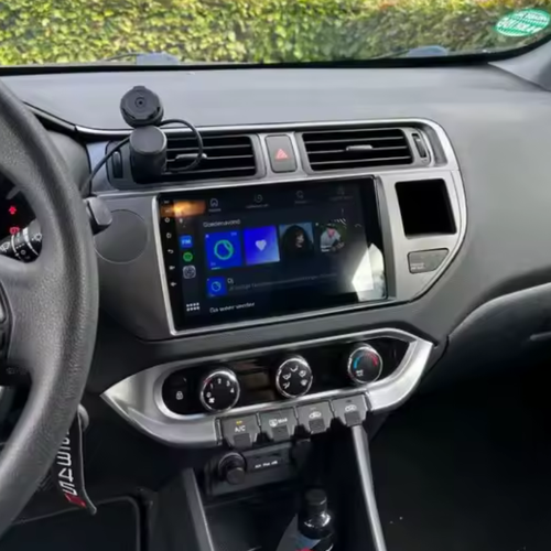 Apple CarPlay radiosysteem met helder display en geïntegreerde achteruitrijcamera weergave.