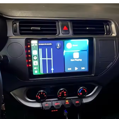 Apple CarPlay autoradio met navigatiescherm en snelle bediening tijdens het rijden.