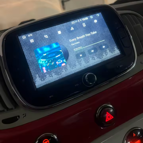 Inbouw van CarPlay radio in Fiat 500 2016-2022 met strak dashboarddesign.
