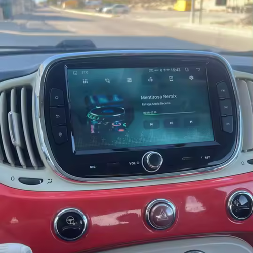 Touchscreen upgrade met CarPlay in Fiat 500 2016-2022 voor navigatie en muziek.