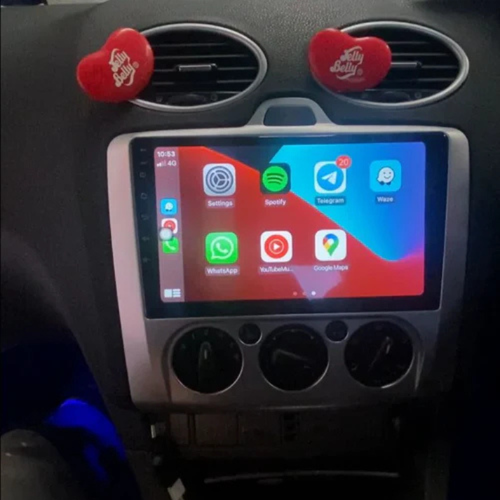 Apple CarPlay scherm geplaatst in Ford Focus 2004-2010 voor verbeterde rijervaringen