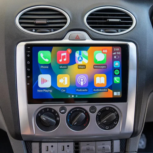 Multimedia CarPlay-unit geïnstalleerd in Ford Focus 2004-2010 voor handsfree gebruik.
