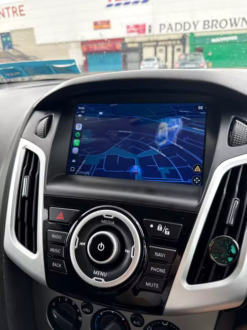Voorbeeld van CarPlay en Android Auto scherm in Ford Focus 2011-2019 met strakke OEM-look.