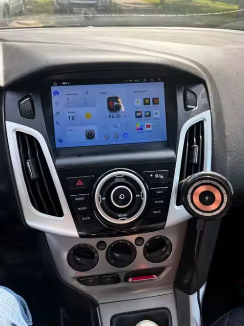Ingebouwde CarPlay navigatie-installatie in Ford Focus 2011-2019 met duidelijk touchscreen display.