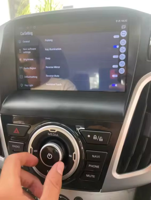 Apple CarPlay en Android Auto zichtbaar op het dashboard van een Ford Focus 2011-2019.