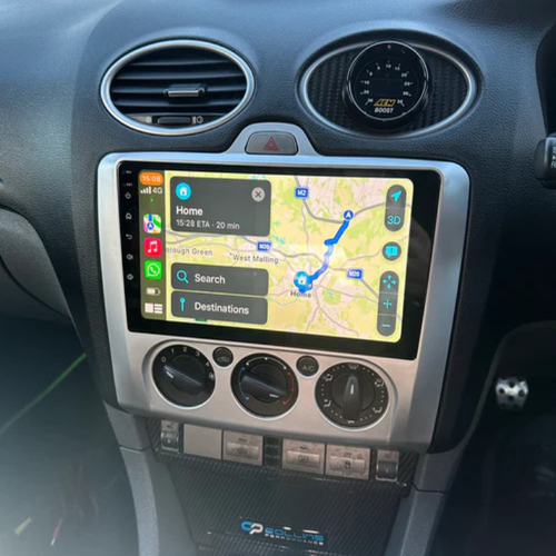 Apple CarPlay scherm geplaatst in Ford Focus 2004-2010 voor verbeterde rijervaring.
