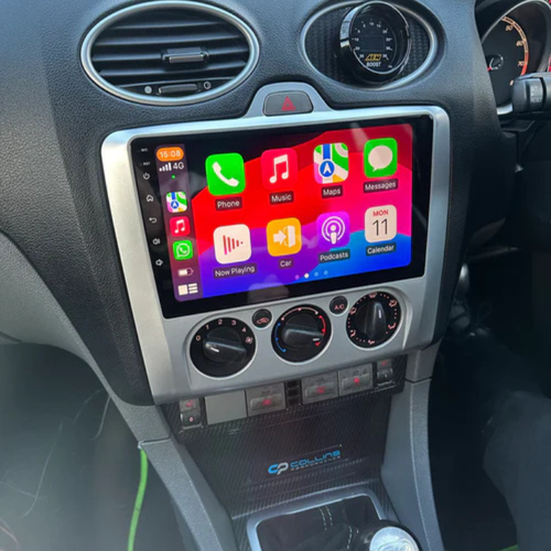 Ford Focus MK2 uitgerust met Apple CarPlay radio voor moderne navigatie en muziekbediening.
