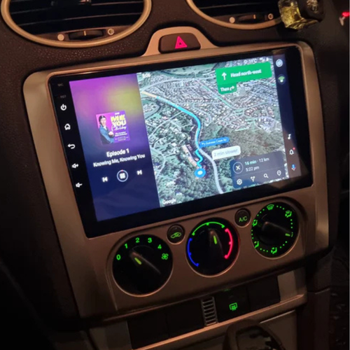 Dashboardfoto van Ford Focus MK2 met geïntegreerde Apple CarPlay en Android Auto functionaliteit.