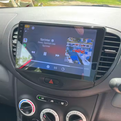 CarPlay en Android Auto touchscreen radio geïnstalleerd in een Hyundai i10.
