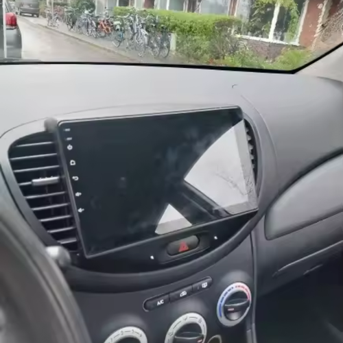 Hyundai i10 met draadloze Apple CarPlay en Android Auto radio voor moderne navigatie en muziek.