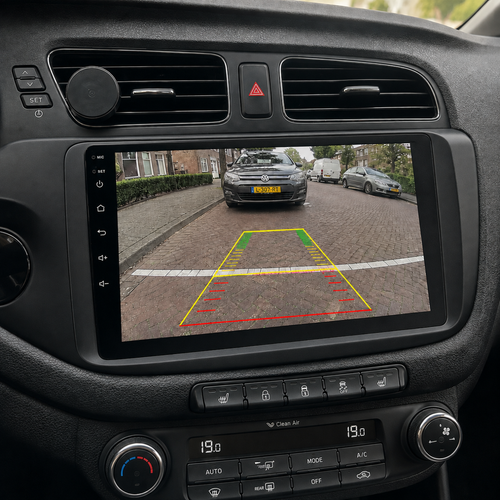 Kia Ceed scherm met achteruitrijcamera en parkeerlijnen in beeld.