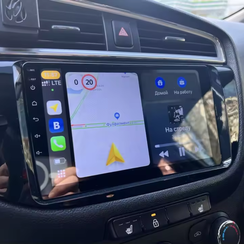 Origineel dashboard van de Kia Ceed vóór installatie van het CarPlay scherm.