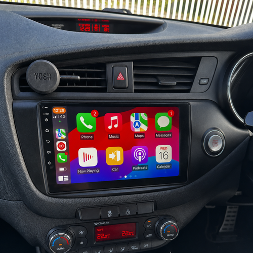 Kia Ceed infotainmentscherm met Flitsmeister app en navigatie op een Nederlandse weg.