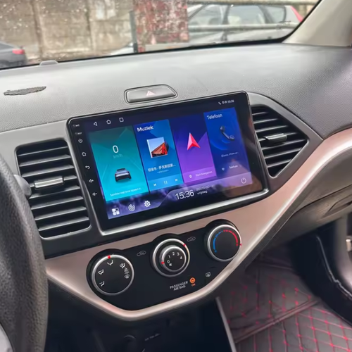 Apple CarPlay en Android Auto radio ingebouwd in het dashboard van een Kia Picanto.
