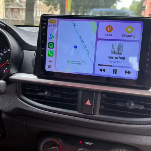 Close-up van CarPlay radio in Kia Picanto dashboard