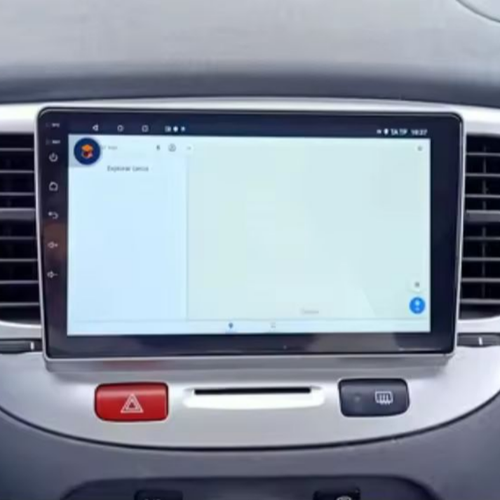 Apple CarPlay en Android Auto radio ingebouwd in een Kia Rio 2005-2011 dashboard.