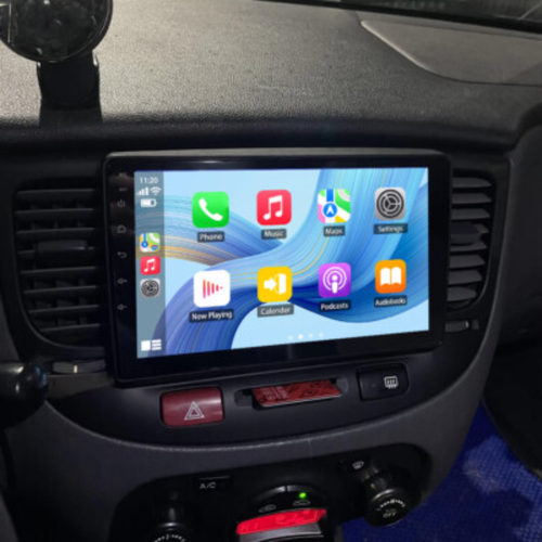 Multimedia navigatiesysteem met CarPlay in een Kia Rio 2005-2011 voor verbeterde bediening.