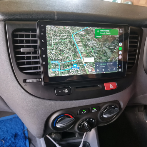Dashboard van een Kia Rio 2005-2011 met geüpgrade CarPlay Android Auto radio.