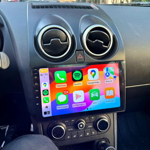 Nissan Qashqai 2006–2013 met Apple CarPlay upgrade in dashboard.