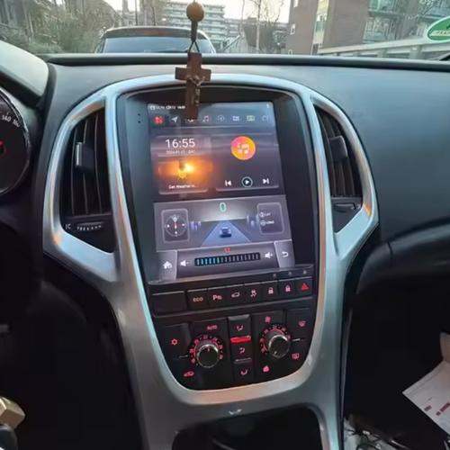 Achteruitrijcamera weergegeven op de CarPlay autoradio van een Opel Astra J