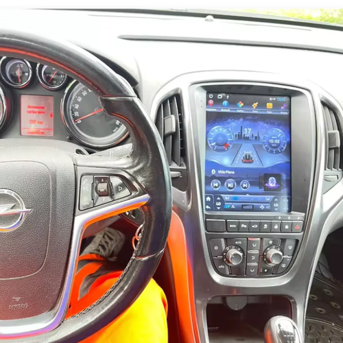 Opel Astra J dashboard met groot touchscreen en Android Auto autoradio