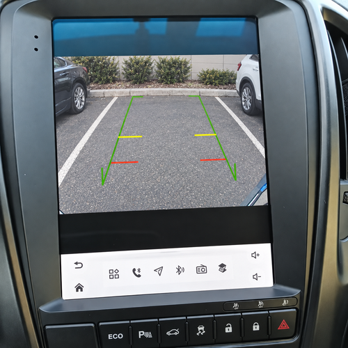 Ingebouwde CarPlay en Android Auto radio in een Opel Astra J dashboard