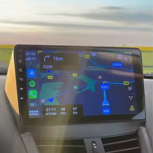 Apps zoals Spotify en Waze op de CarPlay radio van een Peugeot 207