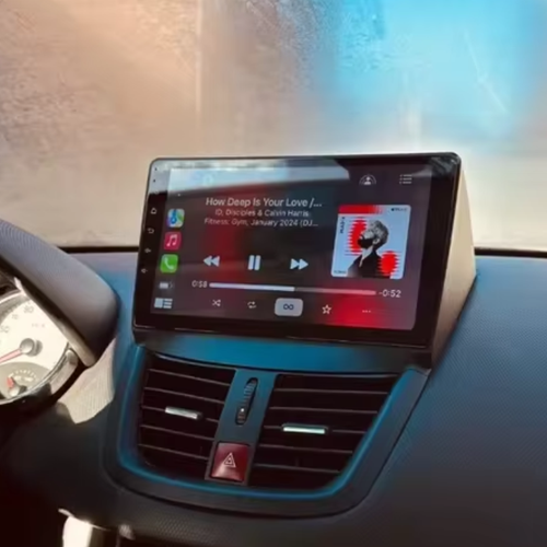 Peugeot 207 dashboard met CarPlay en Android Auto touchscreen