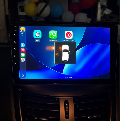 Navigatie weergegeven op de CarPlay radio van een Peugeot 207
